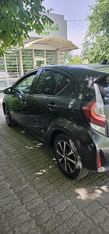 айни 95: Toyota Aqua: 2018 г., 1.5 л, Автомат, Гибрид, Хэтчбэк — 3