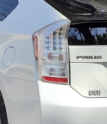задние плафоны 210: Toyota Prius: 2011 г., Гибрид, Хэтчбэк — 1