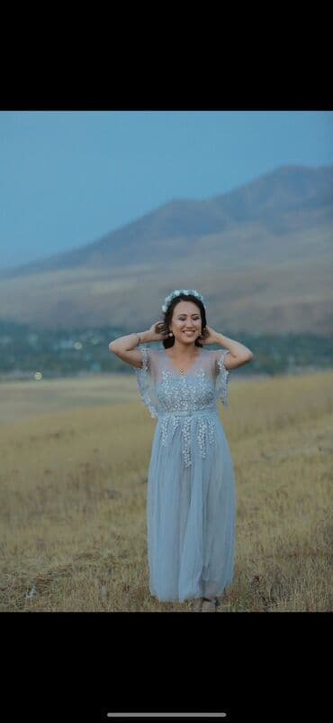 длинные платья для полных девушек: Нежное вечернее/праздничное платье в холодно‑голубом оттенке. - — 1