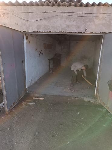 авто гараж: Гараж боксового типа с распашными металлическими воротами. - — 1