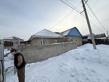 срочная продажа домов: Продаётся дом с двором и хозяйственными постройками. - Отдельно — 7