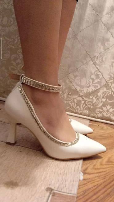 головной убор женская: 🤍 Белые элегантные туфли — 37 размер — 1500 сом Стильные и женственные — 1