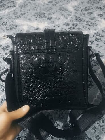 вечерние платья в пол для беременных: Барсетка из глянцевого материала под крокодила, черного цвета — 5