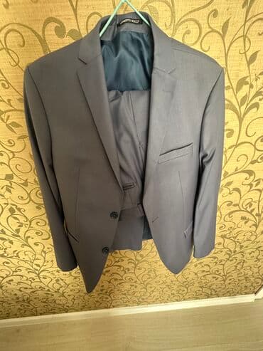 Четыре костюма. Продаю 2 костюма, пиджак и смокинг. Одевались один два