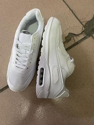 красовки с калёсами: Белые кроссовки с амортизирующей вставкой в подошве (видимое «окно» — 2