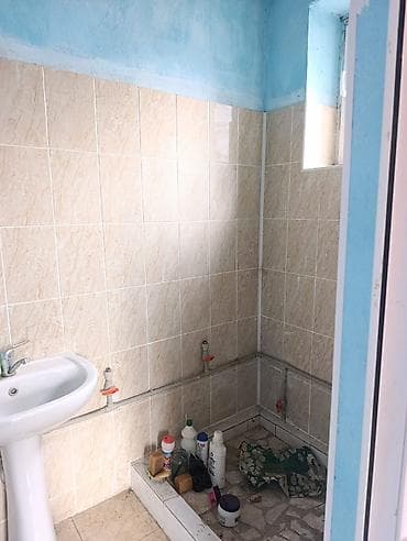 токмок кун чыгыш: Продаётся пол дома в районе Старого толчка, ул. Щербакова 📍 Удобное — 9