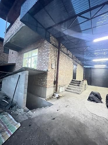 хоз постройки: Продаётся дом с закрытым двором и хозяйственными постройками. - — 3