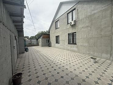 Просторный частный дом с благоустроенным двором и хозпостройками