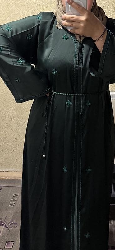 Абая темно‑зеленого цвет. Б/у at lalafo.kg Абая темно‑зеленого цвет. Б/у