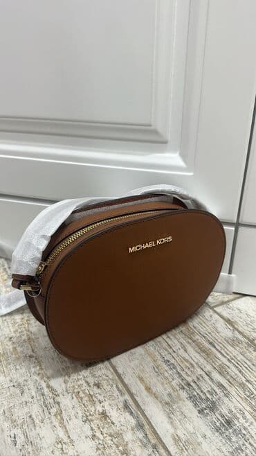 распродажа брендовых сумок: Продаю сумочку Michael Kors оригинал 🇺🇸
Новая, цена:7500 сом — 2