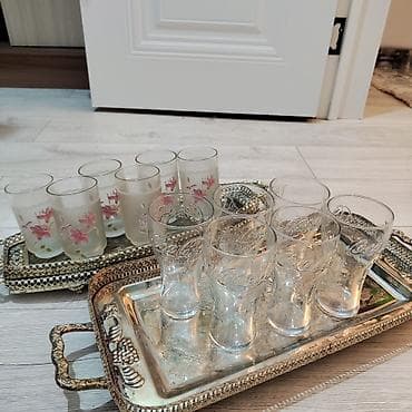 кола крышка: Посуда: 3 металлических подноса + комплект фирменных стаканов — 7