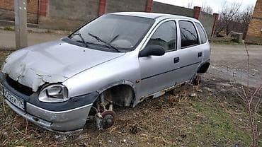 цлс банан: Opel Corsa B, 5‑дверный хэтчбек, серебристый цвет. Российские номера — 2