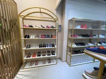 оборудование в бутик: Кронштейны Стеллажи Стойки Вешала Столы ресепшен Раскладочные — 15