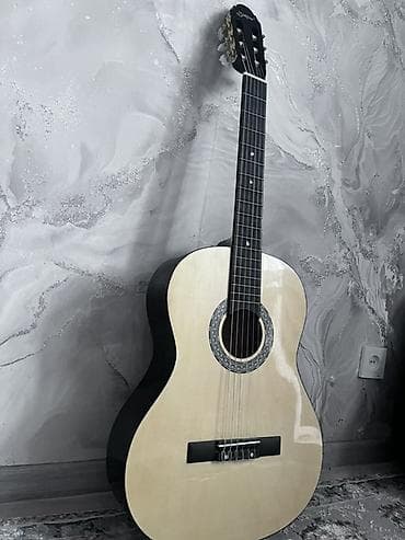 Классическая гитара 4/4, нейлоновые струны. - Верхняя дека — светлая