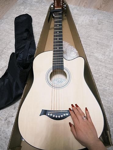 мин булак: Акустическая гитара с вырезом (cutaway) для удобного доступа к верхним — 1