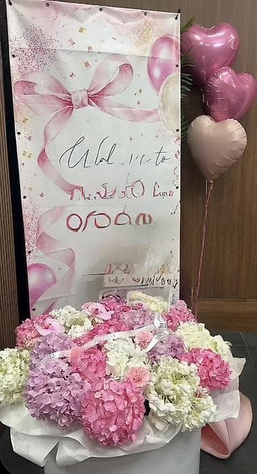 Пышная цветочная композиция в коробке Florista - Состав: крупные at lalafo.kg Пышная цветочная композиция в коробке Florista - Состав: крупные