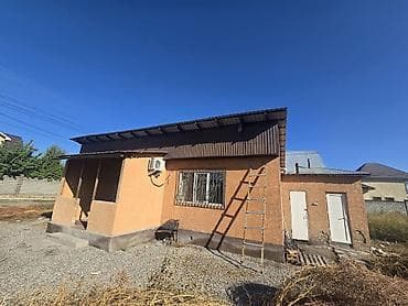 дом долгосрочная аренда: Продаётся одноэтажный дом с верандой и хозпостройкой. - Планировка — 2