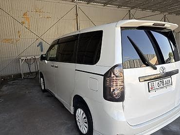 Toyota Voxy: 2009 г., 2 л, Автомат, Бензин, Минивэн — 3