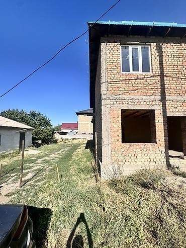 Продаётся двухэтажный кирпичный дом с участком. Характеристики: -