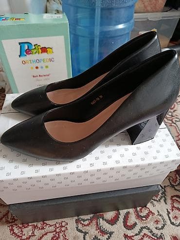 Босоножки, сандалии, шлепанцы: Туфли, 39, Б/у, цвет - Черный, Самовывоз — 2