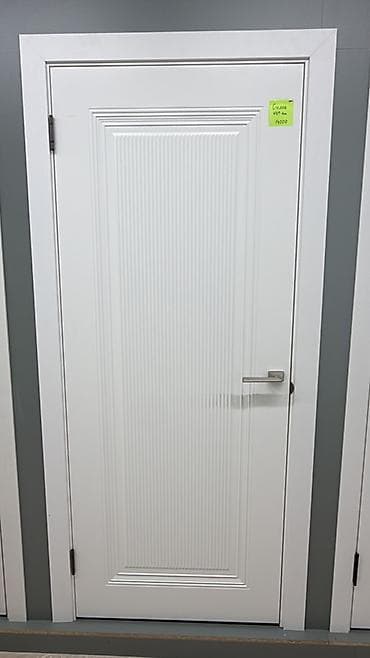 Межкомнатная дверь в классическом стиле, белая. Особенности: - Глухое