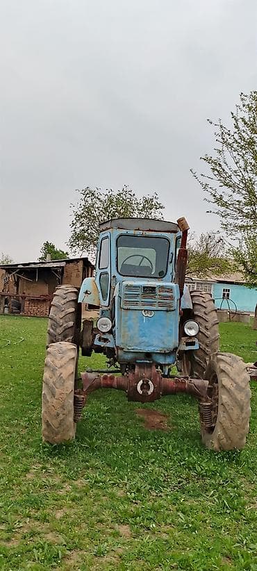 тягачей: Трактор колесный, сельскохозяйственный - Цвет: голубой - Кабина — 2