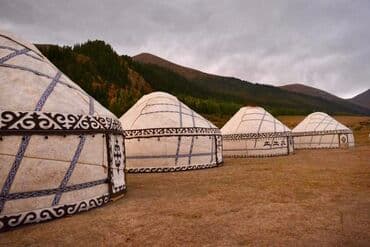 палатка туристическая: Боз үйлөрдү ижаралоо, Каркасы Жыгач, 100 баштан көп, Казан, Идиш-аяк, Полу менен — 29