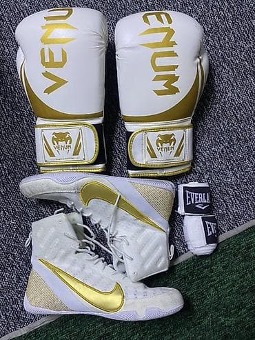 маска шлем: Боксерский комплект в бело‑золотой расцветке. Состав: - Перчатки — 1