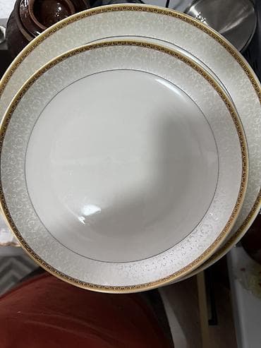 полировочный круг: Набор столовой посуды из тонкого фарфора с золотистым кантом и нежным — 5