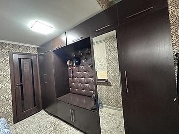 Прихожая-гарнитур из темного ЛДСП с мягкой зоной и зеркалом размер 20 at lalafo.kg Прихожая-гарнитур из темного ЛДСП с мягкой зоной и зеркалом размер 20