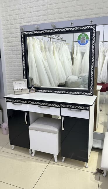 доски стеклянная магнитно маркерная для письма маркером: Туалетный столик, Б/у, Со шкафом, цвет - Белый, МДФ — 3