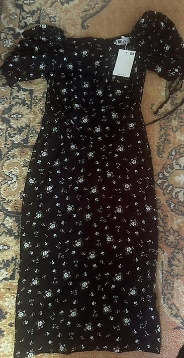 офисная одежда: Платье и сумка 1) Черное платье в мелкий цветочный принт - Фасон — 1