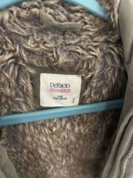 дверь даром: Отдам 2 куртки для девочки Размер 122см Примерно на 6-7 лет Сезон  — 5