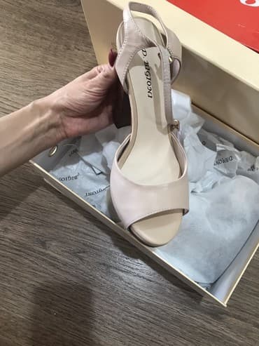 Босоножки, сандалии, шлепанцы: Босоножки абсолютно новые. Высокий устойчивый каблук и скрытая — 1