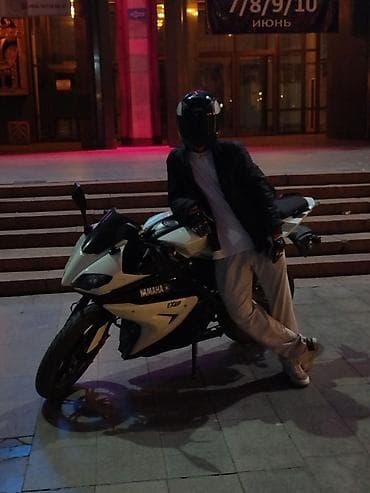 motor cycle: Спортивный мотоцикл в обвесе Yamaha EXUP, бело‑чёрный. Характеристики — 1