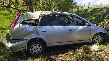 Автомобиль для разборa/на запчасти — серебристый пятидверный хэтчбек