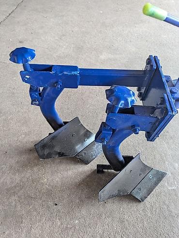 бортер: ПЛУГ НА МОТОБЛОК Комплектация по фото: рама с двумя стойками — 1