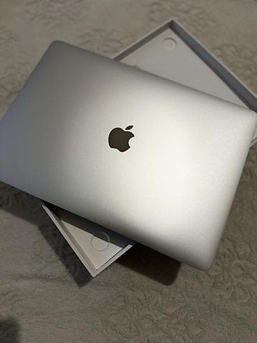 Apple MacBook Air (серебристый цвет) в комплекте с фирменной коробкой