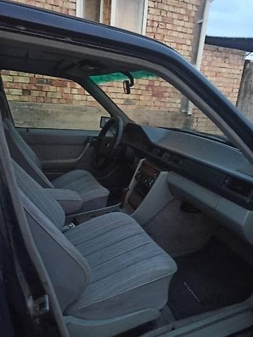 мереке авто: Mercedes-Benz W124: 1989 г., 2 л, Кол менен иштөөчү, Бензин, Седан — 2
