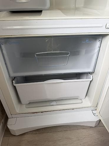 Холодильник Indesit, двухкамерный, белый, с нижней морозильной — 4