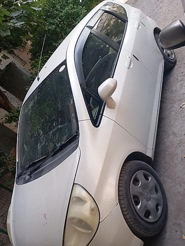 mazda 323 f: Honda Fit: 2002 г., 1.3 л, Автомат, Бензин, Хэтчбэк — 3