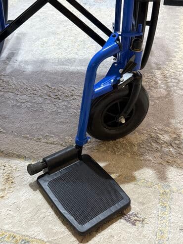 функциональная кровать для лежачих больных: Ручная инвалидная коляска с синей металлической рамой и черным — 5