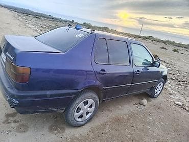 Транспорт: Volkswagen Vento: 1992 г., 1.8 л, Кол менен иштөөчү, Бензин, Седан — 2