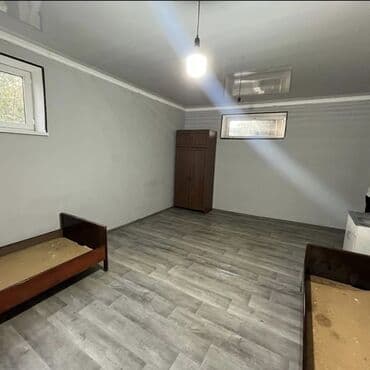 суточные комнаты: Сдается комната.25кв м. женскому полу.в комнате есть холодная — 1