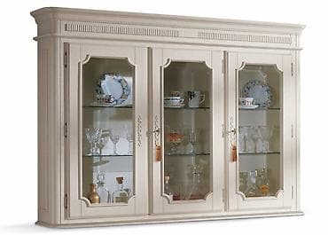 Трехстворчатая витрина в классическом стиле. Внутреннее наполнение