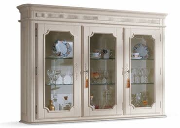 витринные шкафы: Трехстворчатая витрина в классическом стиле. Внутреннее наполнение — 1