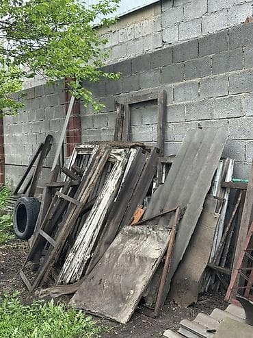 продаю бу строй материалы: БЕСПЛАТНО Отдаю доски, старые рамы и строительный мусор на дрова. Всё — 1
