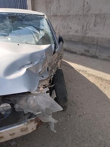 Toyota Corolla: 2002 г., 1.6 л, Механика, Бензин, Седан