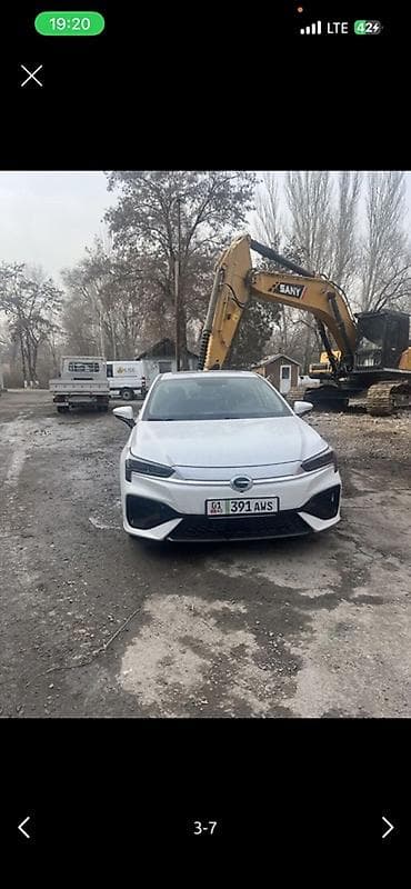 cl 63: Электромобиль GAC Aion S Plus, белый седан. Основные особенности: - — 2