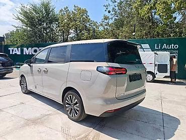 spark 2012: Wuling Startlight 730 PHEV— семейный 7‑местный минивэн с современным — 2